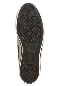 Semelle de chaussure en caoutchouc noir avec un motif de filigrane, présentant un diamond surélevé et des lignes horizontales ; marquée "Converse All Star" et taille 7.