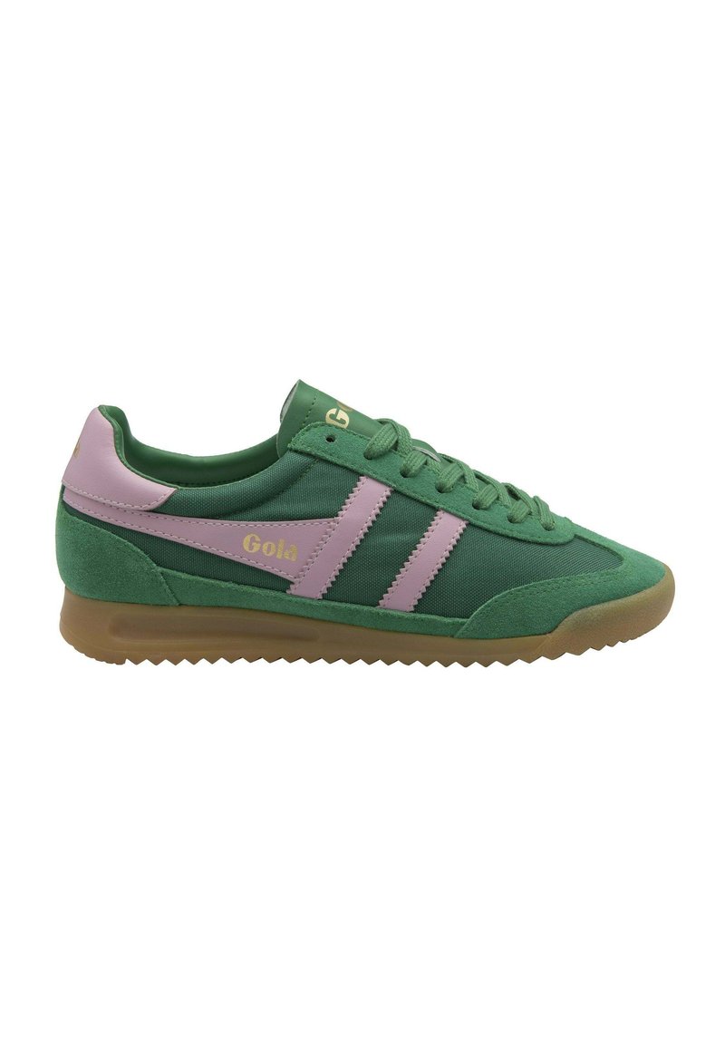 Zapatillas verdes con detalles en rosa, material de ante y malla, punta redondeada, diseño con cordones y suela de goma texturizada. Logo dorado en el lateral.