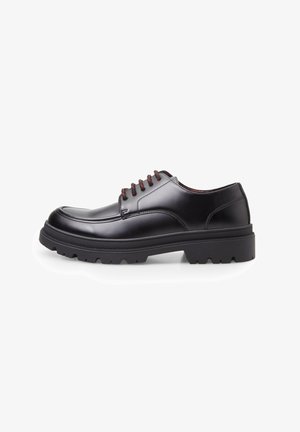 Scarpe nere in pelle con lacci, punta rotonda, suola spessa in gomma e lacci bordeaux, presentano una superficie liscia e un design minimal.