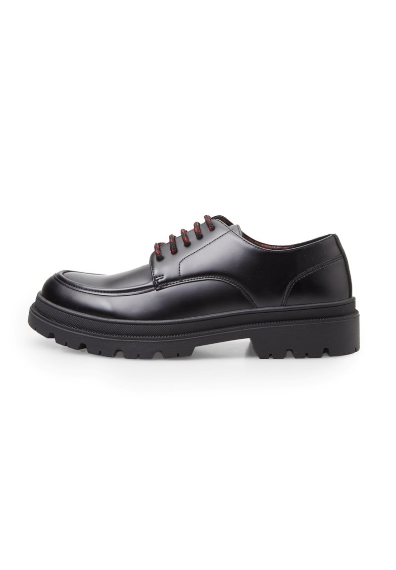 Scarpe nere in pelle con lacci, punta rotonda, suola spessa in gomma e lacci bordeaux, presentano una superficie liscia e un design minimal.