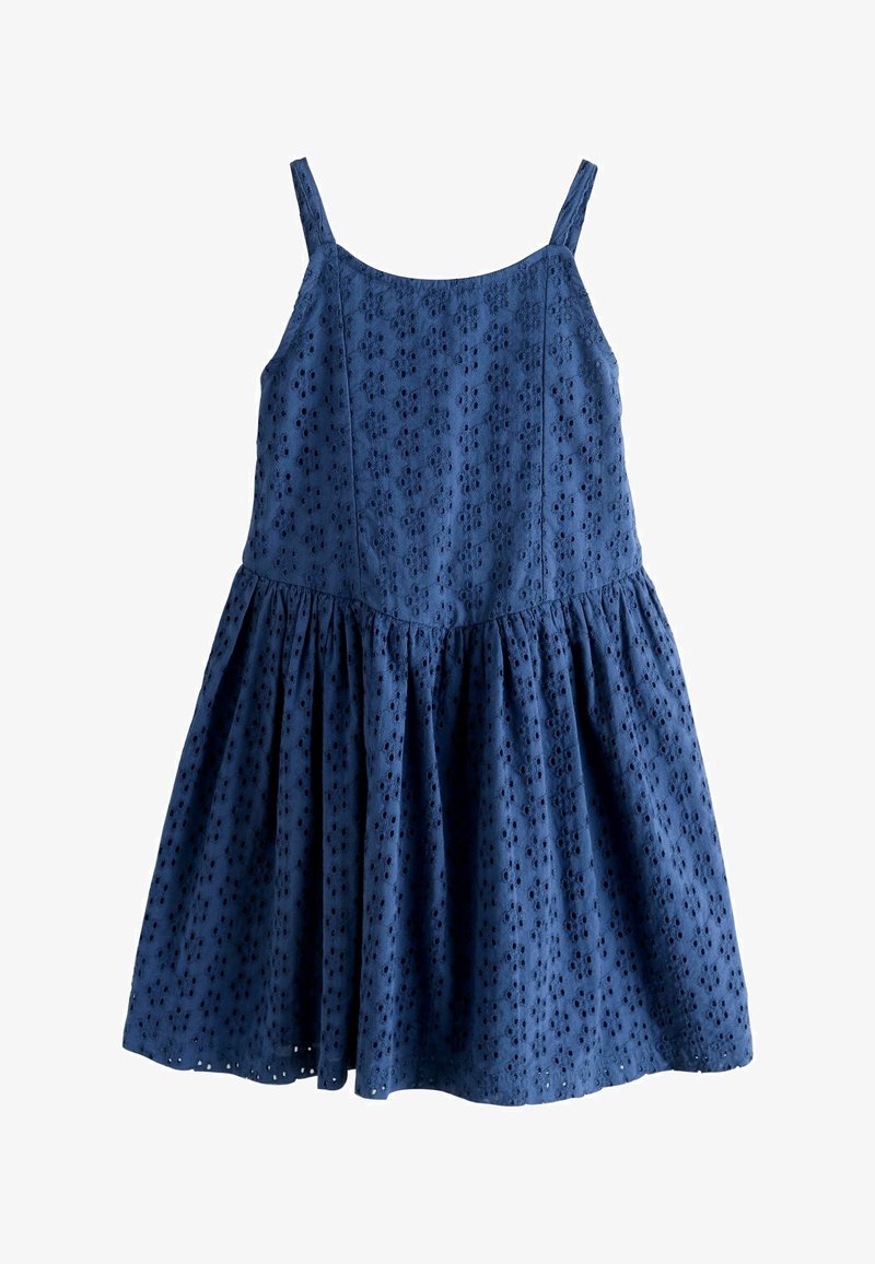 Robe bleue sans manches avec fines bretelles et un motif floral ajouré texturé, dotée d'un corsage ajusté et d'une jupe froncée.
