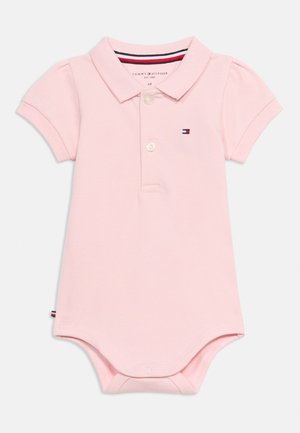 Hellrosa Babybody mit kurzen Ärmeln, Kragen, zwei Knöpfen an der Vorderseite und kleinem Tommy Hilfiger Logo auf der Brust.
