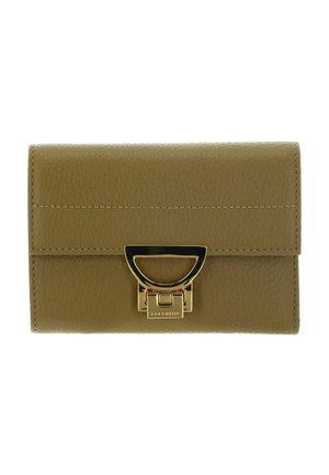 Portefeuille en cuir texturé vert olive avec une fermeture en métal doré présentant un design en demi-cercle et une gravure "Coccinelle".