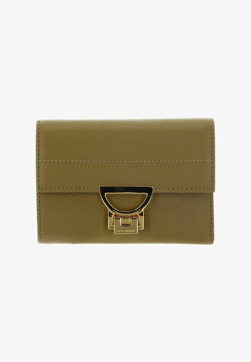 Portefeuille en cuir texturé vert olive avec une fermeture en métal doré présentant un design en demi-cercle et une gravure "Coccinelle".