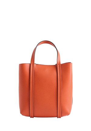 Kleine orangefarbene Ledertasche mit zwei Henkeln und einem glatten, strukturierten Design auf weißem Hintergrund.