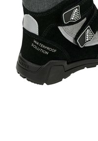 Czarne i szare wodoodporne buty z rzepami, wykonane z materiału zamszowego i tekstylnego, z gumową podeszwą. Widoczny napis "ROZWIĄZANIE WODOODPORNE".