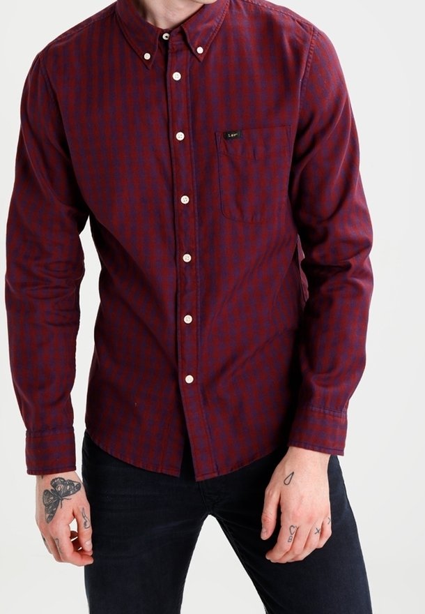 Camicia a quadri maroon e blu navy con maniche lunghe, colletto, tasca frontale e bottoni bianchi, realizzata in tessuto morbido.