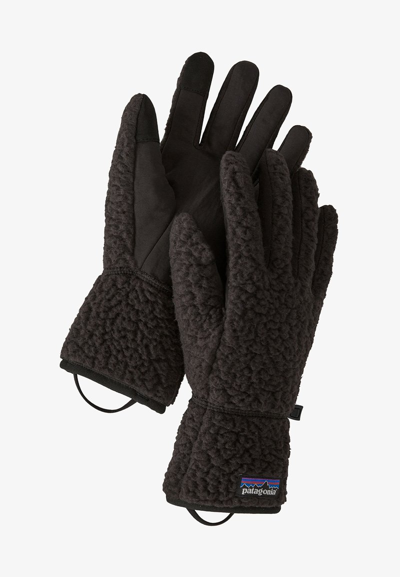 Luvas pretas com um exterior texturizado semelhante ao fleece e tecido liso nas palmas. Inclui aberturas elásticas para os pulsos e um emblema.