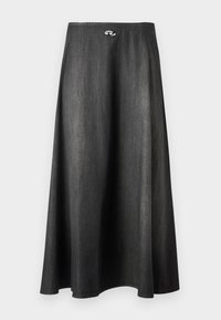 Μακριά, μαύρη τζιν φούστα με ελαφριά φούντα και μικρό οβάλ λογότυπο κοντά στη μέση, εμφανιζόμενη σε απλό λευκό φόντο.