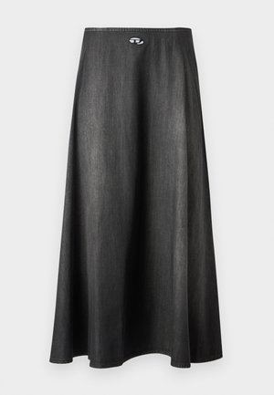 Pikk, must teksaseelik kergelt lõhiku ja väikese ovaalse logoga vöökohal, esitletud valgel taustal.