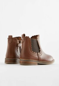 Next SCALLOP WIDE FIT - Klassikalised poolsaapad - tan brown leather