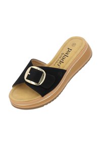Zwarte leren slide sandalen hebben een brede band met een grote gouden gesp, een gevoerde voetbed en een beige platformzool met textuur voor grip.