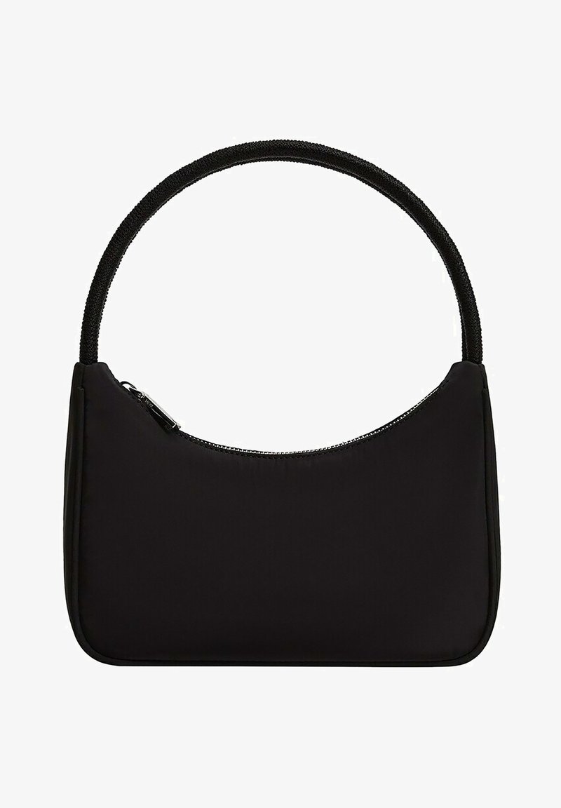 Sort nylonhåndtaske med afrundet top, lynlåslukning og en tekstureret vævet hank. Glat overflade og minimalistisk design.