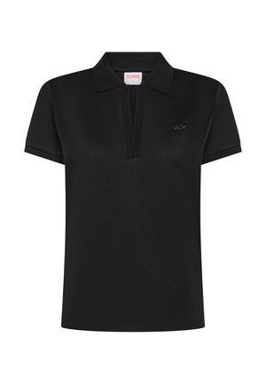 Polo nera a maniche corte con colletto a V aperto, piccolo logo ricamato sul petto sinistro e etichetta del marchio all'interno del colletto.