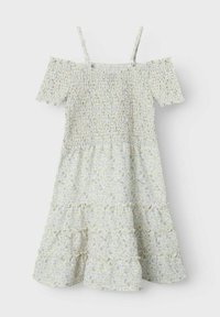 Robe fleurie smockée avec des manches dénudées, fond vert clair et motif floral bleu. L'ourlet froncé ajoute de la texture et du détail.
