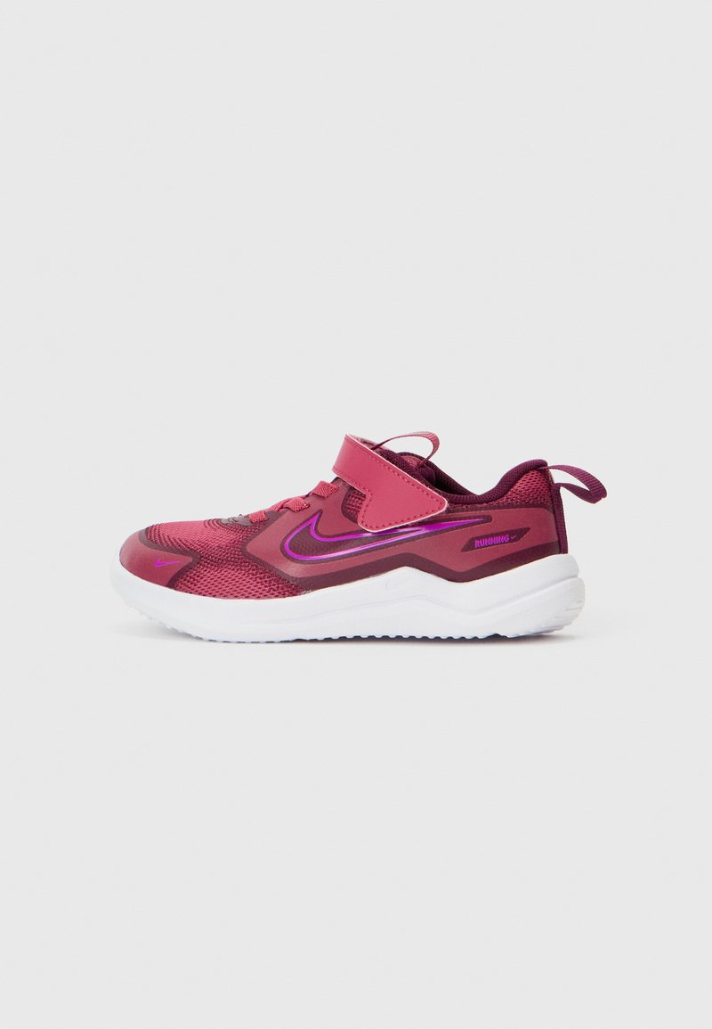 Nike tekaške čevlje v gradientni temno rožnati in svetlo vijolični barvi. Mrežasta zgornji del s trakcem na ježka, bela podplat in teksturirano gumijasto podplato.