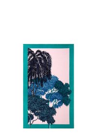 Tissu avec un fond rose, bordé de teal, illustré d'arbres bleu foncé et de motifs de feuilles complexes. Texture douce et lisse.