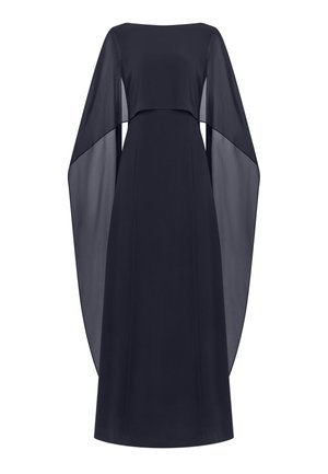 Zwarte jurk tot aan de vloer met een boothals en brede, doorschijnende, vloeiende capermouwen die vanaf de schouders uitsteken.