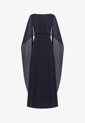 Robe noire longue jusqu'au sol avec encolure bateau et larges manches cape transparentes et fluides s'étendant des épaules.