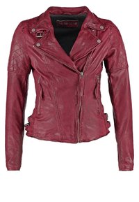 Bordeauxrode leren motorjas met doorgestikte schouderaccenten, twee voorvakken met rits en een asymmetrische ritssluiting.