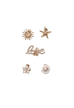 Päť zlatých odznakov: slnko, hviezdica, nápis „love“ s kamienkami, biely kvet a biela špirálová mušľa na bielom pozadí.