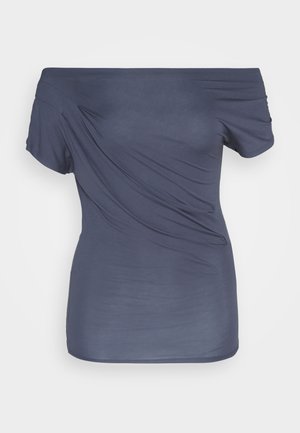 Top scollato, di un blu navy scuro, realizzato in un tessuto morbido e liscio. Presenta un design drappeggiato con maniche corte e una silhouette aderente.