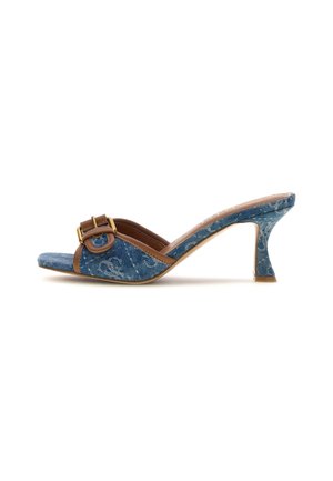 Offener Zeh blauer Denim-Mule mit braunem Schnallenriemen und mittelhohem gebogenem Absatz auf weißem Hintergrund.
