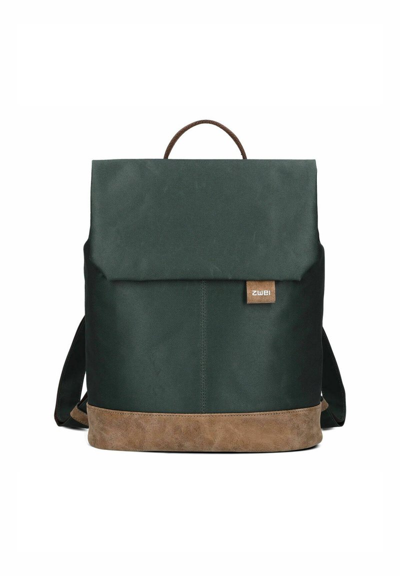 Mochila de lona verde con un fondo de ante marrón, parte superior plegable y detalles de cuero, con correas para los hombros y un asa superior.