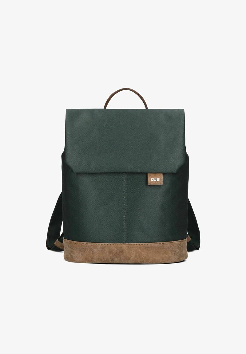 Mochila de lona verde con un fondo de ante marrón, parte superior plegable y detalles de cuero, con correas para los hombros y un asa superior.