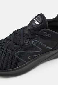 New Balance ROAV SPORT PACK - Sapatos para corrida em estrada - black