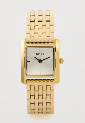 Gullfarget metallkjedearmbåndsur med firkantet sølvfarget urskive som viser klokkeslettet 10:10 og "BOSS"-logo øverst i midten.