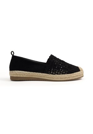 Alpargata negra sin cordones con suela de yute trenzado y parte superior decorativa de ganchillo sobre fondo blanco.