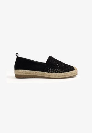 Alpargata negra sin cordones con suela de yute trenzado y parte superior decorativa de ganchillo sobre fondo blanco.