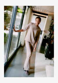 Kijelölve, walnut melange