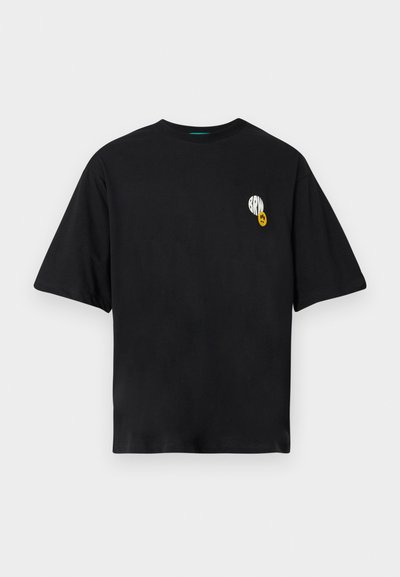 T-shirt nera in cotone con maniche corte e colletto rotondo, caratterizzata da un design grafico con la scritta "BRWN" e una faccina sorridente gialla sul davanti.