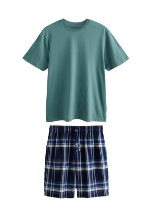 Mėlynas medvilninis marškinėliai su trumpomis rankovėmis ir apvalia iškirpte, derinami su tamsiai mėlynomis plaid šortais, turinčiais elastingą juosmenį ir mėlynų, baltų bei pilkų dryžuotų raštų.