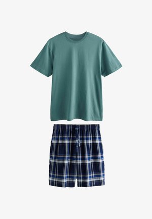 Szmaragdowa bawełniana koszulka z krótkimi rękawami i okrągłym dekoltem, zestawiona z granatowymi szortami w kratę, które mają elastyczny pas oraz niebieskie, białe i szare paski.