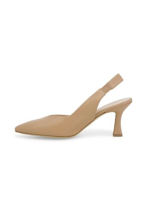 Scarpa slingback in pelle beige con punta appuntita, tacco basso curvo e cinturino elastico sul retro.