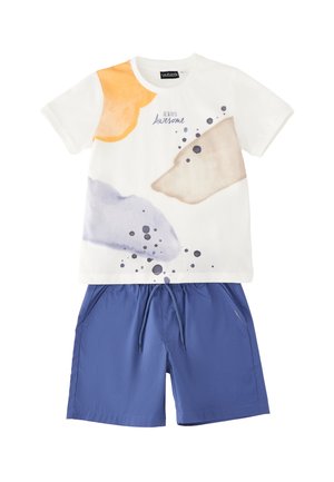 Camicia bianca a maniche corte con forme astratte arancioni, beige e viola e scritta "Always Awesome" abbinata a pantaloncini blu con coulisse.