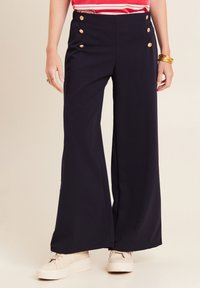 Navy wijde broek met vier gouden knopen aan de voorkant. Gemaakt van een soepele stof, met een hoge tailleband en een relaxte pasvorm.