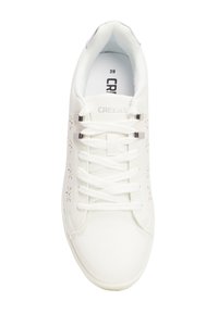 Witte sneaker met geperforeerd ontwerp, ronde neus en platte veters. Heeft een logo op de tong en metalen accenten op de veters. Maat 39.
