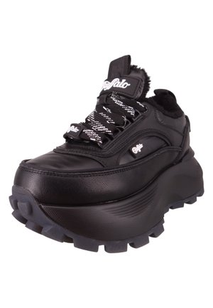 Sneaker nera con suola spessa, tomaia in pelle, dettagli testurizzati e lacci a motivo bianco e nero. Presenta un colletto morbido e un dettaglio con logo.