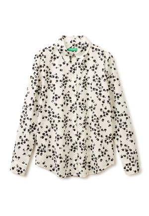 Biała koszula z długim rękawem zapinana na guziki z czarnym kwiatowym nadrukiem i ostrym kołnierzykiem, ułożona płasko na białym tle.