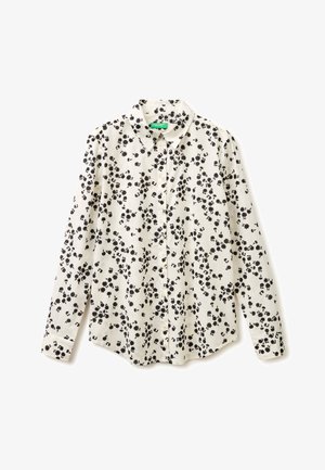 Biała koszula z długim rękawem zapinana na guziki z czarnym kwiatowym nadrukiem i ostrym kołnierzykiem, ułożona płasko na białym tle.