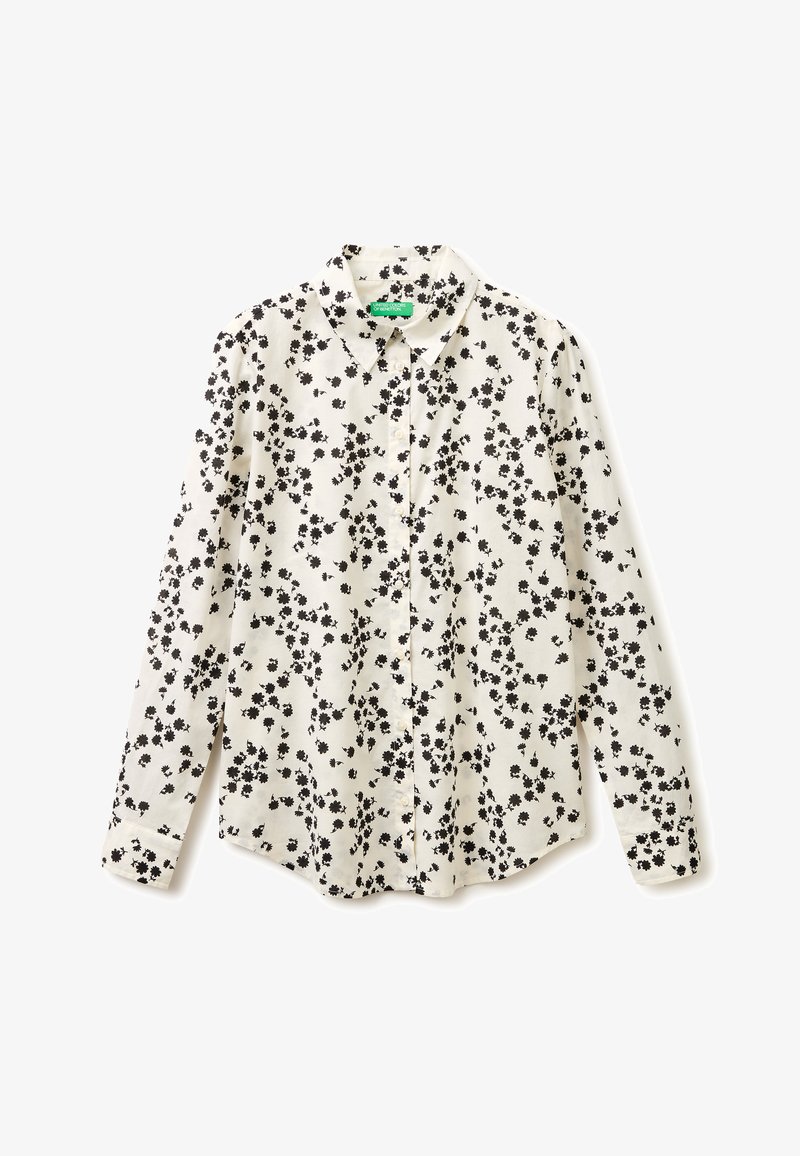 Bílá košile s dlouhým rukávem na knoflíky s černým květinovým potiskem a špičatým límečkem, položena na rovný bílý povrch.