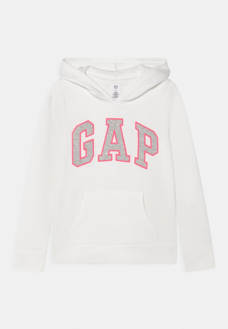 Sweat à capuche blanc avec une poche avant et les lettres "GAP" grises soulignées de rose sur la poitrine, présenté sur un fond uni.