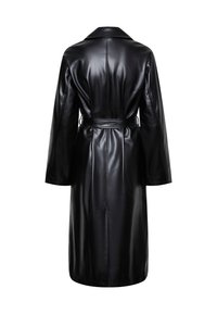 Trench-coat en cuir noir avec taille cintrée par une ceinture, manches longues et col à revers. Présente une texture lisse et brillante ainsi que des détails de coutures au dos.