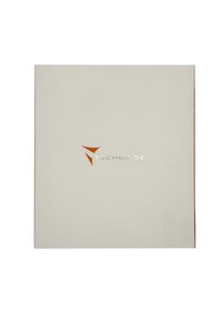 Weißer Hardcover-Behälter mit glatter Textur, mit einem metallischen silbernen und orangefarbenen Logo "TECHMADE" auf der Vorderseite.