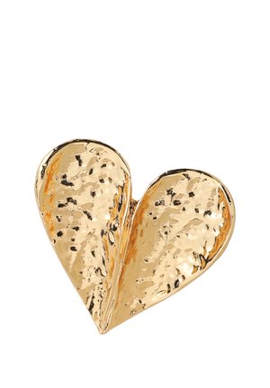 Herzförmige Brosche aus goldfarbenem gehämmertem Metall mit einer strukturierten, reflektierenden Oberfläche auf weißem Hintergrund.