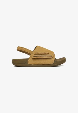 Brązowa sandałka z odkrytymi palcami, z regulowanym paskiem na rzep na górze stopy i elastycznym paskiem na pięcie, z logo Quiksilver po boku.